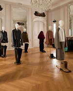 ロエベ 2025-26年秋冬コレクション、アートとクラフトの遊び心でアイデアを形に｜写真17