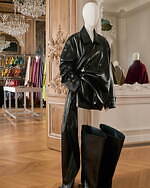 ロエベ 2025-26年秋冬コレクション、アートとクラフトの遊び心でアイデアを形に｜写真20