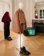 ロエベ 2025-26年秋冬コレクション、アートとクラフトの遊び心でアイデアを形に｜写真21