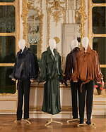 ロエベ 2025-26年秋冬コレクション、アートとクラフトの遊び心でアイデアを形に｜写真22