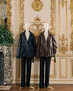 ロエベ 2025-26年秋冬コレクション、アートとクラフトの遊び心でアイデアを形に｜写真24