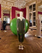 ロエベ 2025-26年秋冬コレクション、アートとクラフトの遊び心でアイデアを形に｜写真25