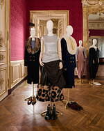 ロエベ 2025-26年秋冬コレクション、アートとクラフトの遊び心でアイデアを形に｜写真26