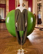 ロエベ 2025-26年秋冬コレクション、アートとクラフトの遊び心でアイデアを形に｜写真27