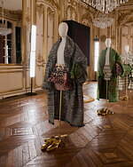 ロエベ 2025-26年秋冬コレクション、アートとクラフトの遊び心でアイデアを形に｜写真33