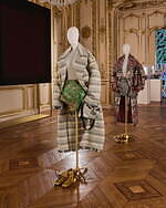 ロエベ 2025-26年秋冬コレクション、アートとクラフトの遊び心でアイデアを形に｜写真34