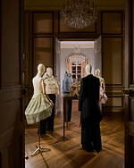 ロエベ 2025-26年秋冬コレクション、アートとクラフトの遊び心でアイデアを形に｜写真35