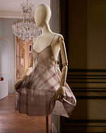 ロエベ 2025-26年秋冬コレクション、アートとクラフトの遊び心でアイデアを形に｜写真36