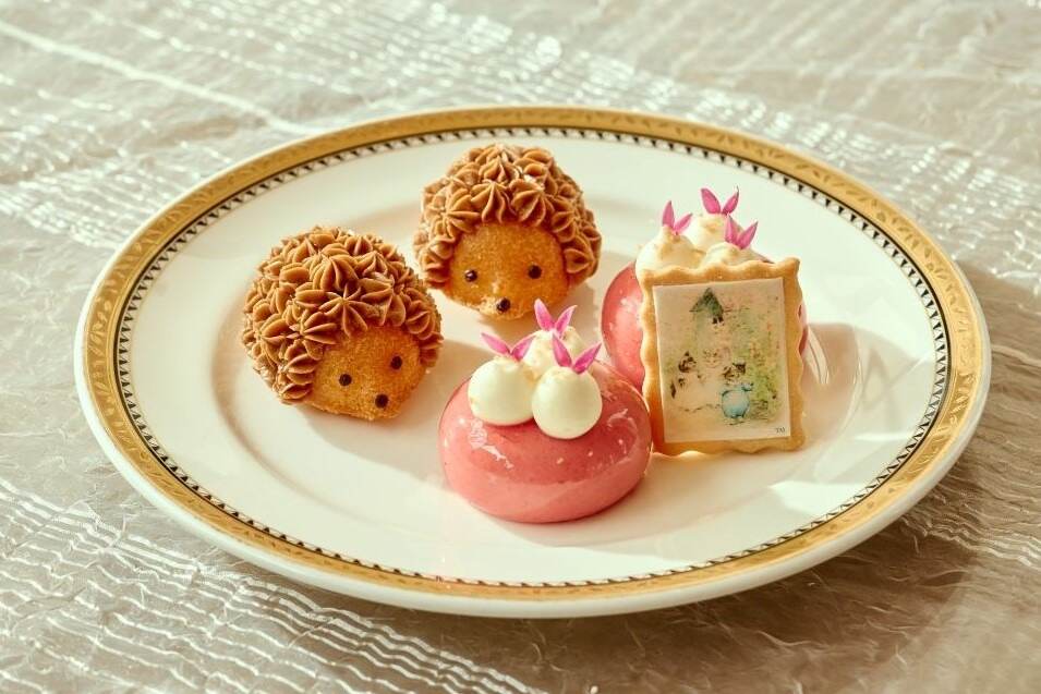 はりねずみのティギーをイメージしたレモンケーキ、切手風のアイシングクッキー