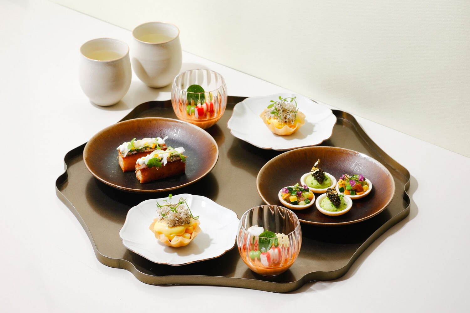 コーンムース サマートリュフ 、ガスパチョ 夏野菜 、キャビア ズッキーニ 最中など
ペアリング：レモングラス ティートラべラーズ 鹿児島