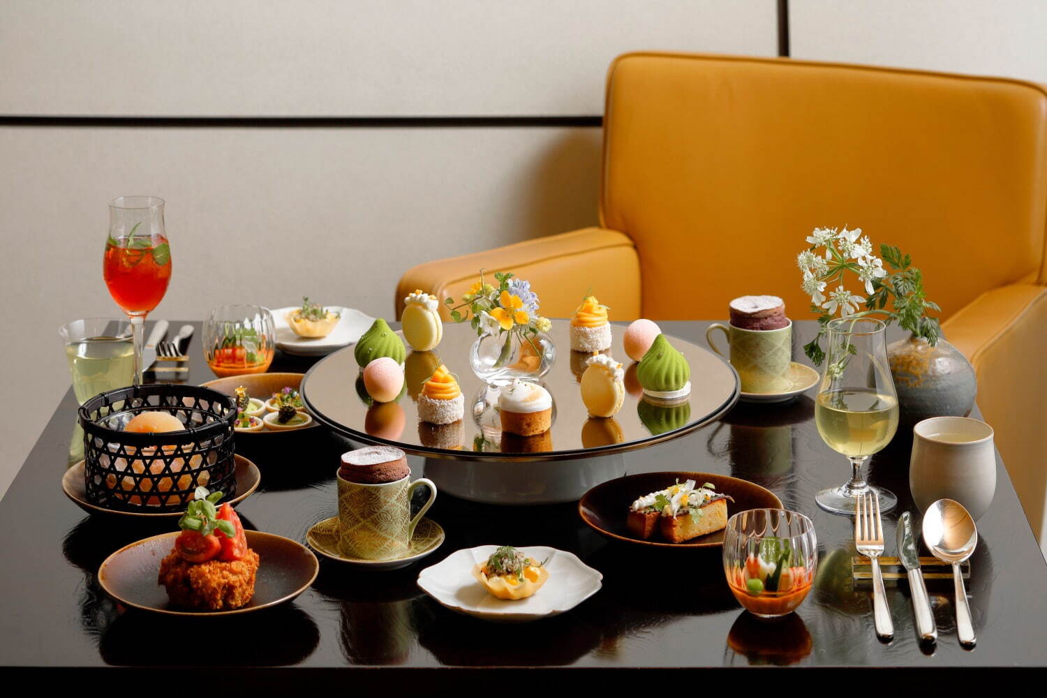 パーク ハイアット 京都“日本茶ペアリング”楽しむ夏アフタヌーンティー、桃コンフィ＆レモンタルトなど｜写真1