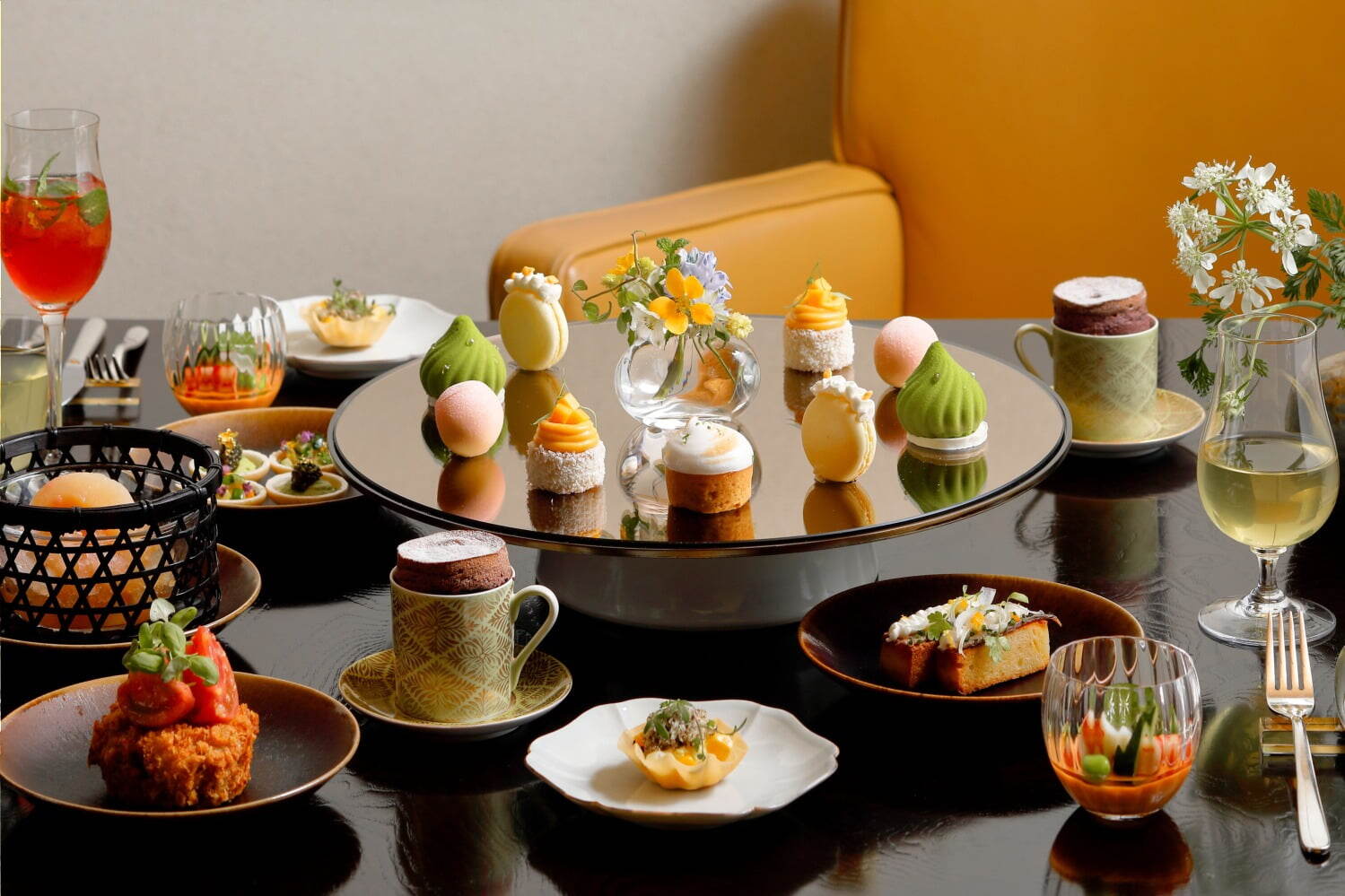 パーク ハイアット 京都“日本茶ペアリング”楽しむ夏アフタヌーンティー、桃コンフィ＆レモンタルトなど｜写真0