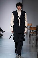 ウジョー 2025-26年秋冬コレクション - スクールファッションから外れた自己表現｜写真2