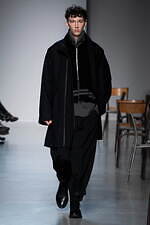 ウジョー 2025-26年秋冬コレクション - スクールファッションから外れた自己表現｜写真33