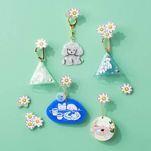 アフタヌーンティー・リビング“柔らかタッチ”の犬アイテム、真っ白ふわふわポーチやクッキー缶など｜写真3