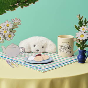 アフタヌーンティー・リビング“柔らかタッチ”の犬アイテム、真っ白ふわふわポーチやクッキー缶など｜写真2