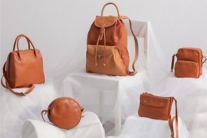 イル ビゾンテ“アーカイブ復刻”のレザーバッグ＆財布、両面ポケットの斜め掛けなど