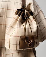 ロロ・ピアーナ25年春夏“パドロック付き”レザーバックパック、ドローストリング式の上品フォルムで｜写真6