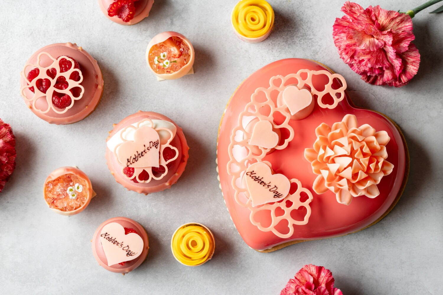 グランド ハイアット 東京「母の日」スイーツ、“カーネーション風”チョコのハート型ムースケーキ｜写真1