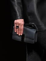 エルメス25年秋冬のウィメンズバッグをチェック、シックなカラーのミニレザーバッグが充実｜写真1