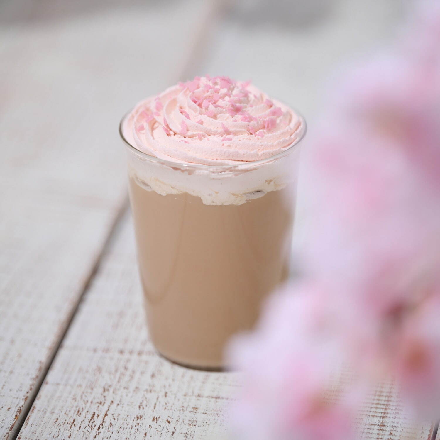 ほうじ茶ティーラテ 690円 ※沖縄アウトレット あしびなー店は740円
※写真で使用している食器はイメージで、提供時にはテイクアウトカップを使用。