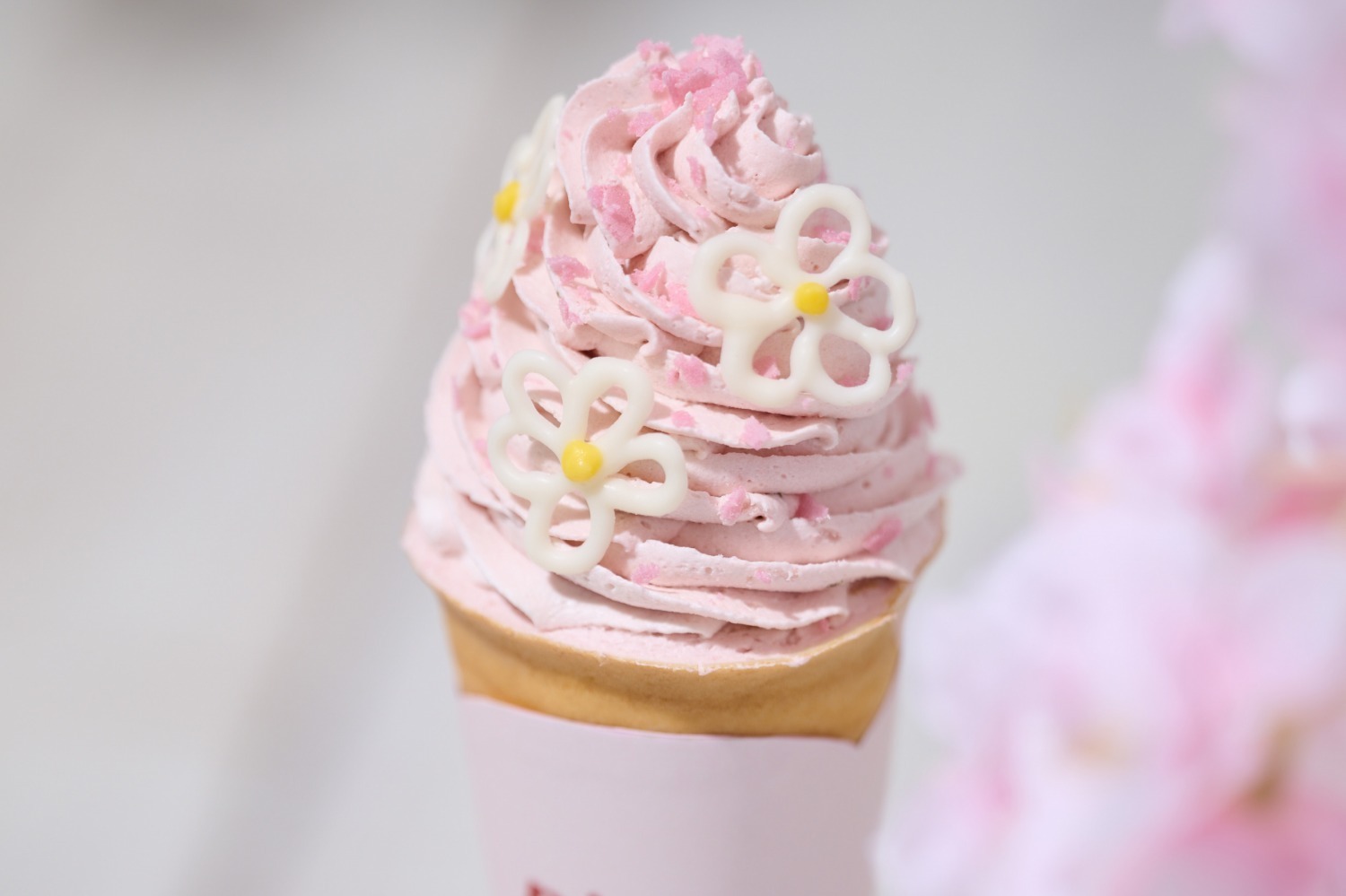 クレープ｜ジェラート ピケ カフェ「サクラクレープ」桜あんクリーム×苺ジェラートの春色クレープ