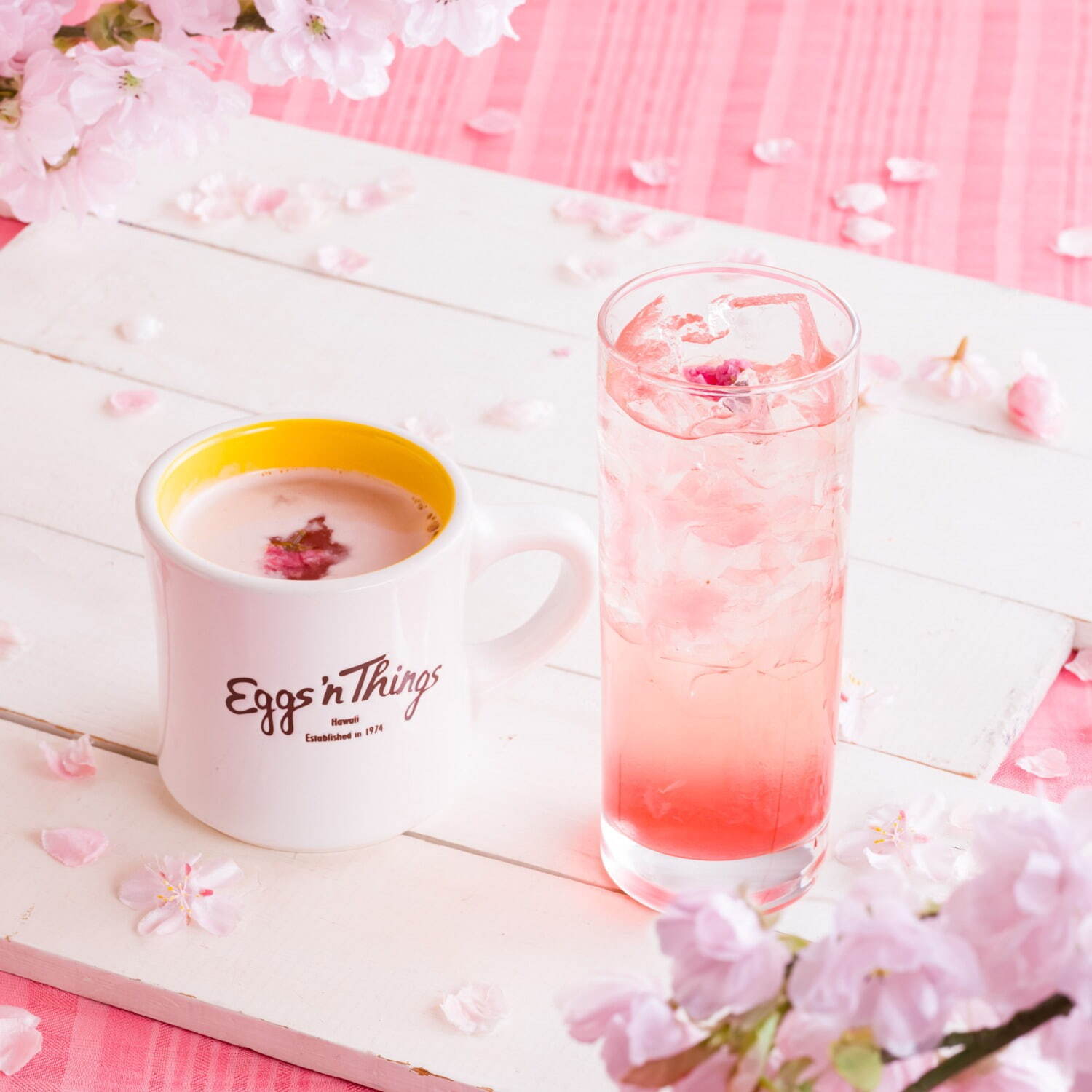 「桜レモネード」825円、テイクアウト 810円