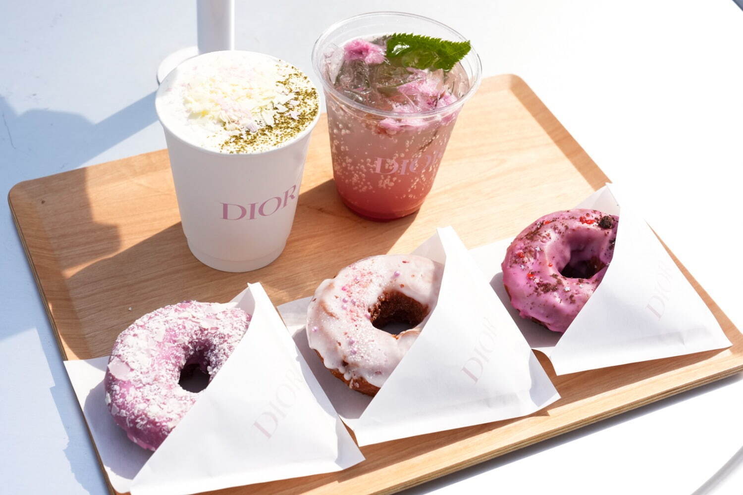 左上から) チュチュ ラテ(ホット) 900円、
サクラ ペッシュ スパークリング(アイス) 900円
ディオール アディクト ドーナツ 全3種 各800円