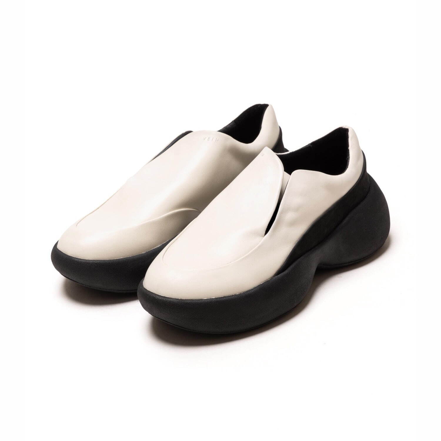 「COW LEATHER OVAL SOLE TRAINER」52,800円