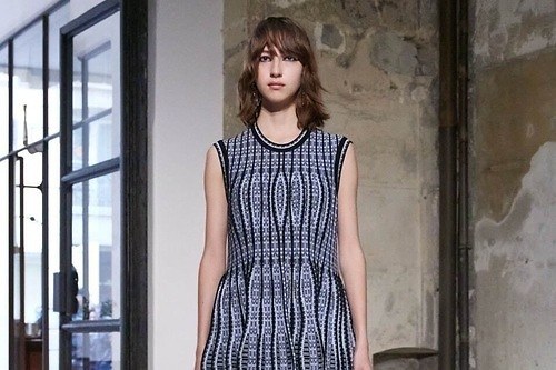 マメ クロゴウチ“京提灯のかたち”着想のニットドレス＆フレアスカート、小花柄の立体プリーツで