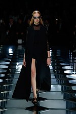 バレンシアガ 2015年春夏コレクション - ダイヤ型が豊麗に輝く、モダンなフェミニニティ｜写真1