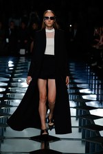 バレンシアガ 2015年春夏コレクション - ダイヤ型が豊麗に輝く、モダンなフェミニニティ｜写真2