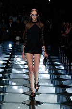 バレンシアガ 2015年春夏コレクション - ダイヤ型が豊麗に輝く、モダンなフェミニニティ｜写真3