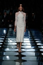 バレンシアガ 2015年春夏コレクション - ダイヤ型が豊麗に輝く、モダンなフェミニニティ｜写真4