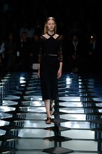 バレンシアガ 2015年春夏コレクション - ダイヤ型が豊麗に輝く、モダンなフェミニニティ｜写真6