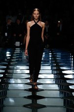 バレンシアガ 2015年春夏コレクション - ダイヤ型が豊麗に輝く、モダンなフェミニニティ｜写真7