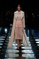 バレンシアガ 2015年春夏コレクション - ダイヤ型が豊麗に輝く、モダンなフェミニニティ｜写真10