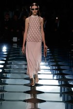 バレンシアガ 2015年春夏コレクション - ダイヤ型が豊麗に輝く、モダンなフェミニニティ｜写真11
