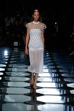 バレンシアガ 2015年春夏コレクション - ダイヤ型が豊麗に輝く、モダンなフェミニニティ｜写真12