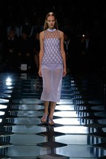 バレンシアガ 2015年春夏コレクション - ダイヤ型が豊麗に輝く、モダンなフェミニニティ｜写真13