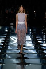 バレンシアガ 2015年春夏コレクション - ダイヤ型が豊麗に輝く、モダンなフェミニニティ｜写真14