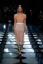 バレンシアガ 2015年春夏コレクション - ダイヤ型が豊麗に輝く、モダンなフェミニニティ｜写真15