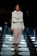 バレンシアガ 2015年春夏コレクション - ダイヤ型が豊麗に輝く、モダンなフェミニニティ｜写真16