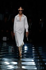 バレンシアガ 2015年春夏コレクション - ダイヤ型が豊麗に輝く、モダンなフェミニニティ｜写真17