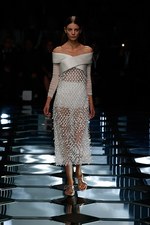 バレンシアガ 2015年春夏コレクション - ダイヤ型が豊麗に輝く、モダンなフェミニニティ｜写真18