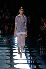 バレンシアガ 2015年春夏コレクション - ダイヤ型が豊麗に輝く、モダンなフェミニニティ｜写真22