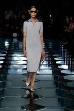 バレンシアガ 2015年春夏コレクション - ダイヤ型が豊麗に輝く、モダンなフェミニニティ｜写真23