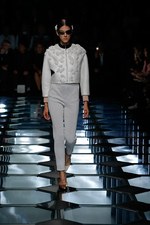 バレンシアガ 2015年春夏コレクション - ダイヤ型が豊麗に輝く、モダンなフェミニニティ｜写真24