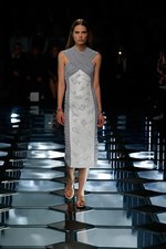 バレンシアガ 2015年春夏コレクション - ダイヤ型が豊麗に輝く、モダンなフェミニニティ｜写真26