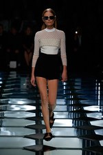 バレンシアガ 2015年春夏コレクション - ダイヤ型が豊麗に輝く、モダンなフェミニニティ｜写真27